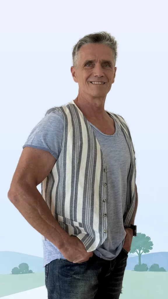 Ronald Jansen, Gründer von Applied Recovery, lächelnd in gestreifter Weste vor einer hellblauen Landschaft mit Weg und Baum